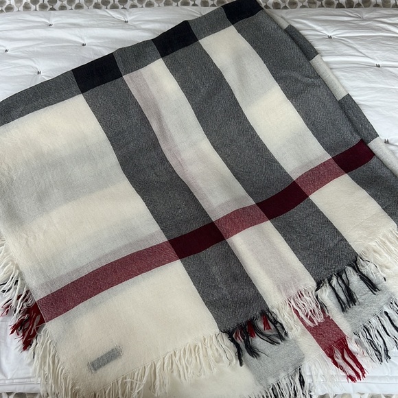 Burberry scarf - Picture 3 of 11